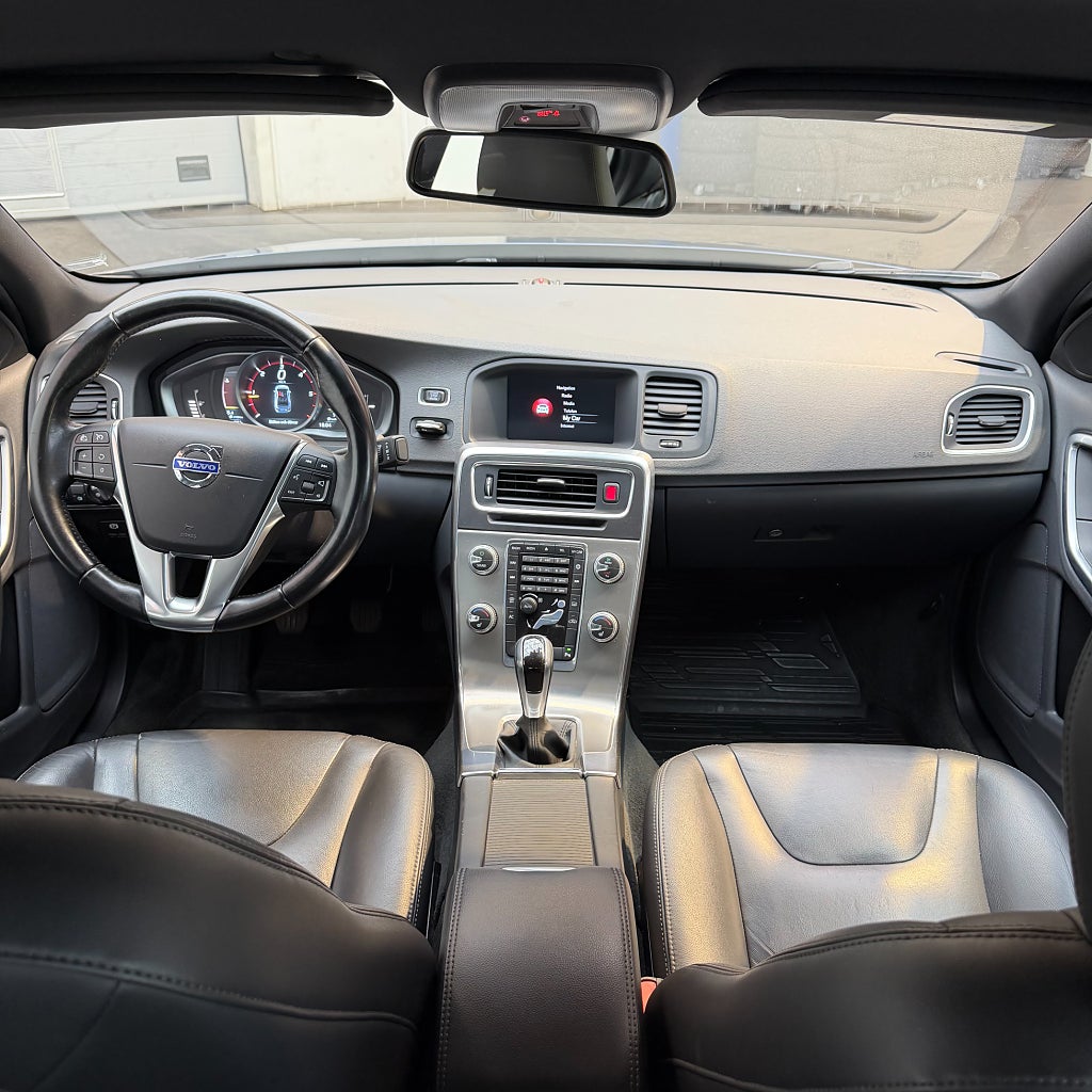 Volvo S60 *HÖSTREA*D4 Momentum Värmare PDC Bak Läder Kamrem bytt!