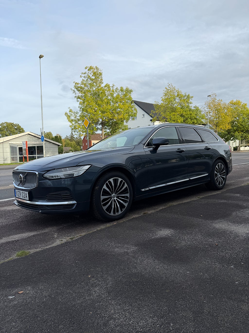 Volvo V90 Recharge T6 AWD Core Edition Drag Skinn H&K Moms 350hk