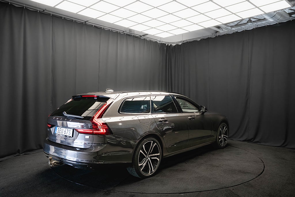 Volvo V90 Recharge T6 AWD ULTIMATE DARK B&W PANO LUFT LÄDER MOMS