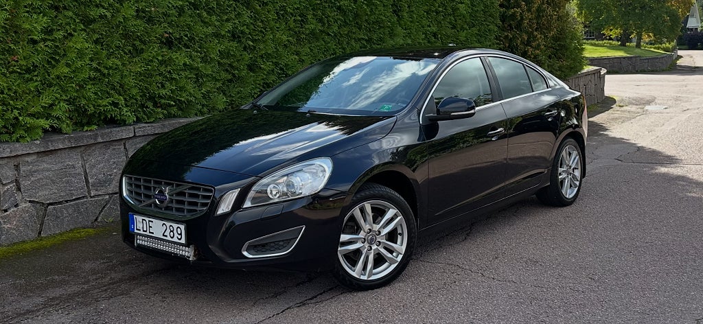 Volvo S60 D3 Momentum. Ny kamrem. Värmare. Dragkrok. P-Senssorer