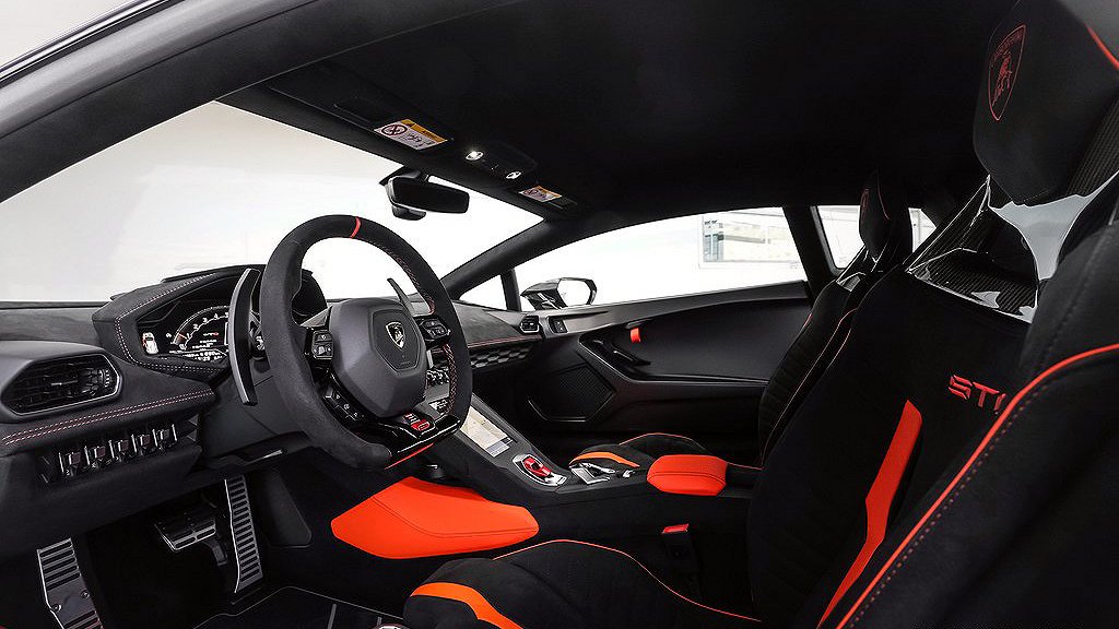 Lamborghini Huracán STO är den mer racing-fokuserade versionen. 
