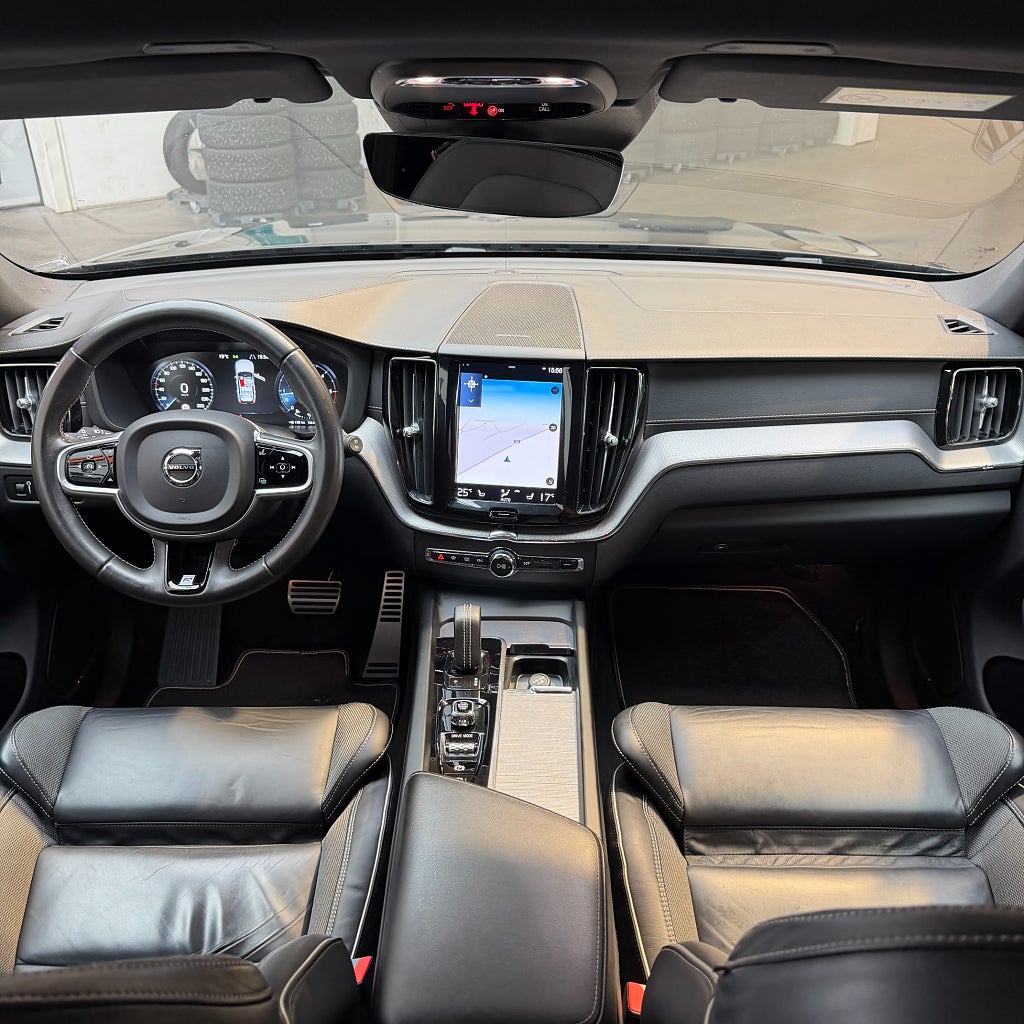 Volvo XC60 B4 AWD R-Design H&K Carplay Värmare Drag Kamrem Bytt!