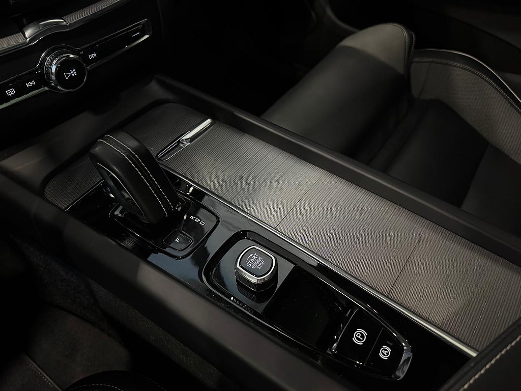 Volvo XC60 Recharge T8 AWD PRO *3,99%* R-Design B&W HUD Pano Moms