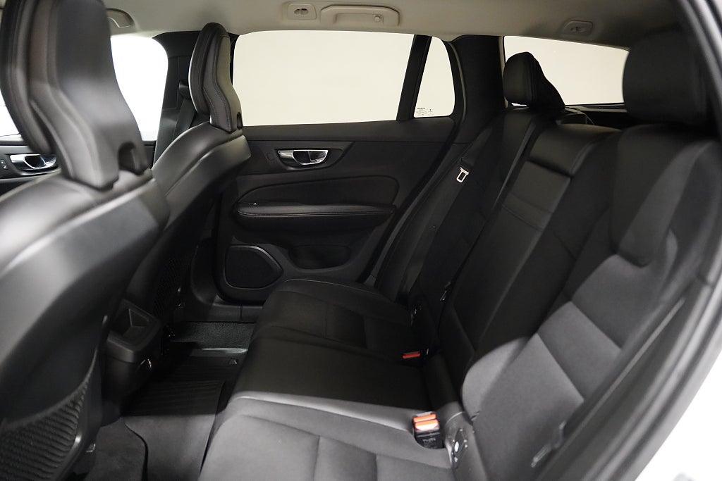 Volvo V60 Cross Country D4 AWD 190hk Momentum D-värm Drag VOC P-sens MOMS