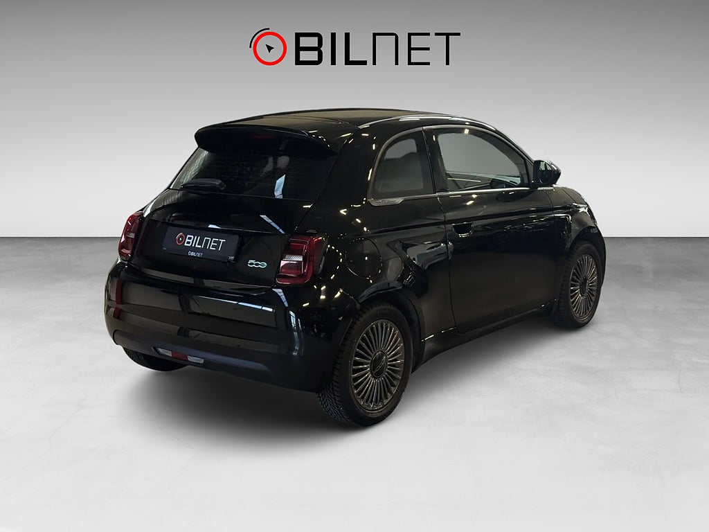 Fiat 500 e 42 kWh Long Range / Svart Metallic 4-sits Carplay