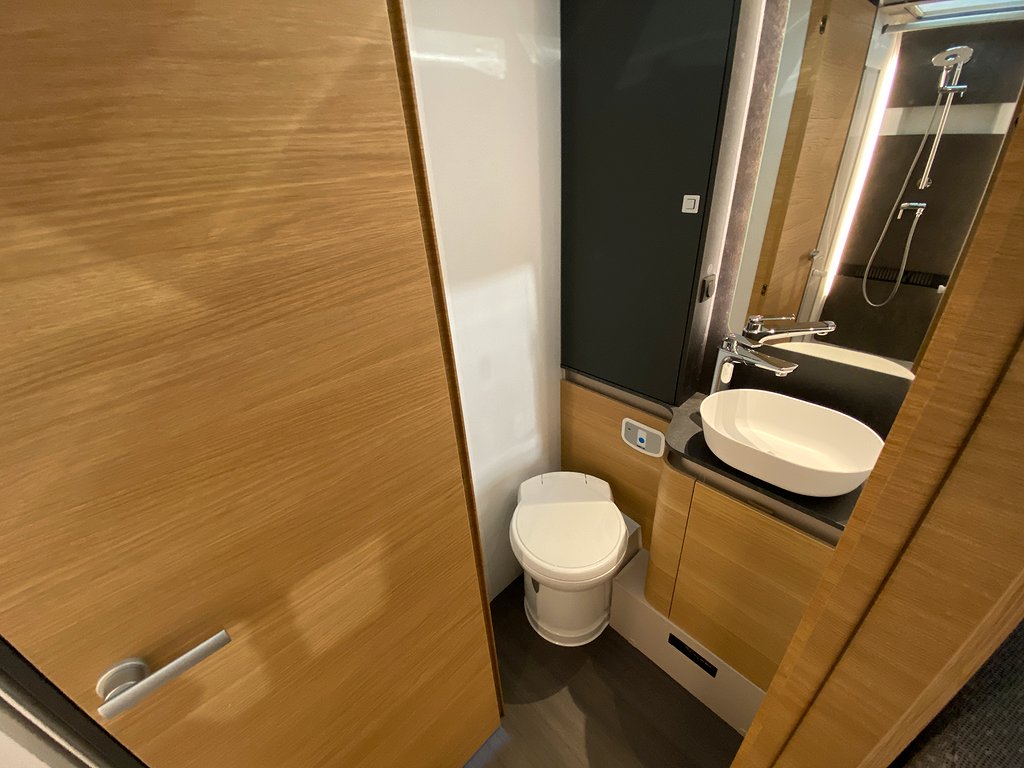 Adria Sonic Plus 700 SL / ALDE / Aut 180hk / Taksäng / Ugn - Adria