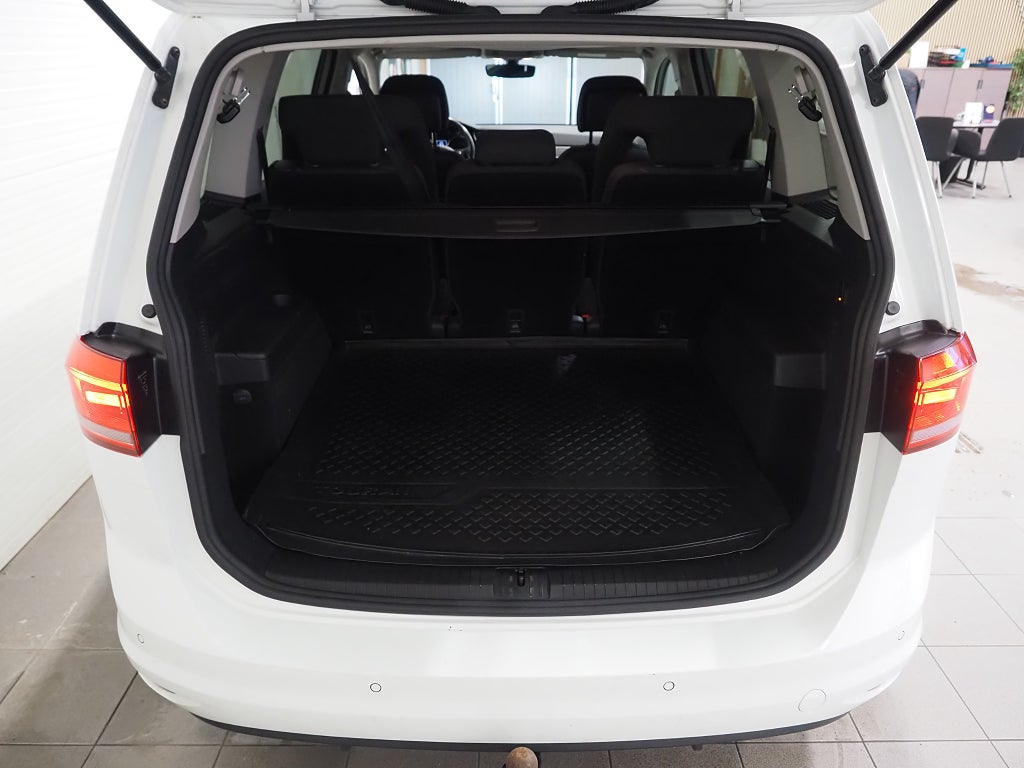 Volkswagen Touran 7-sits 1.2 TSI 110hk Kamera Drag Carplay 2018