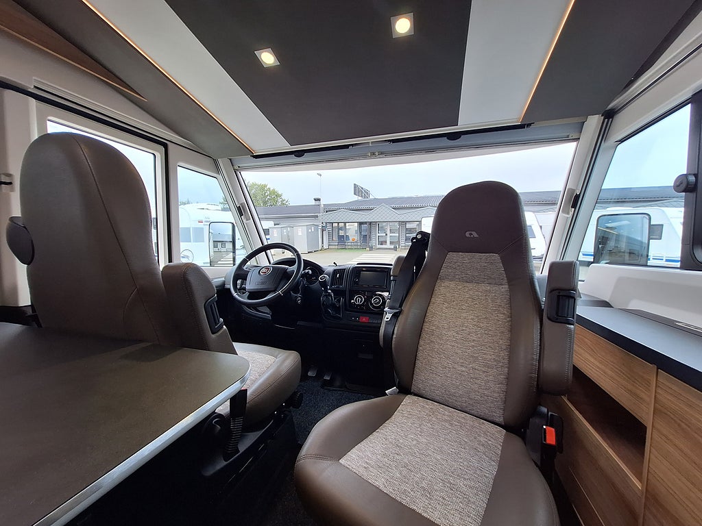 Adria Sonic I 700 Axess SC Queenbädd, Solcell