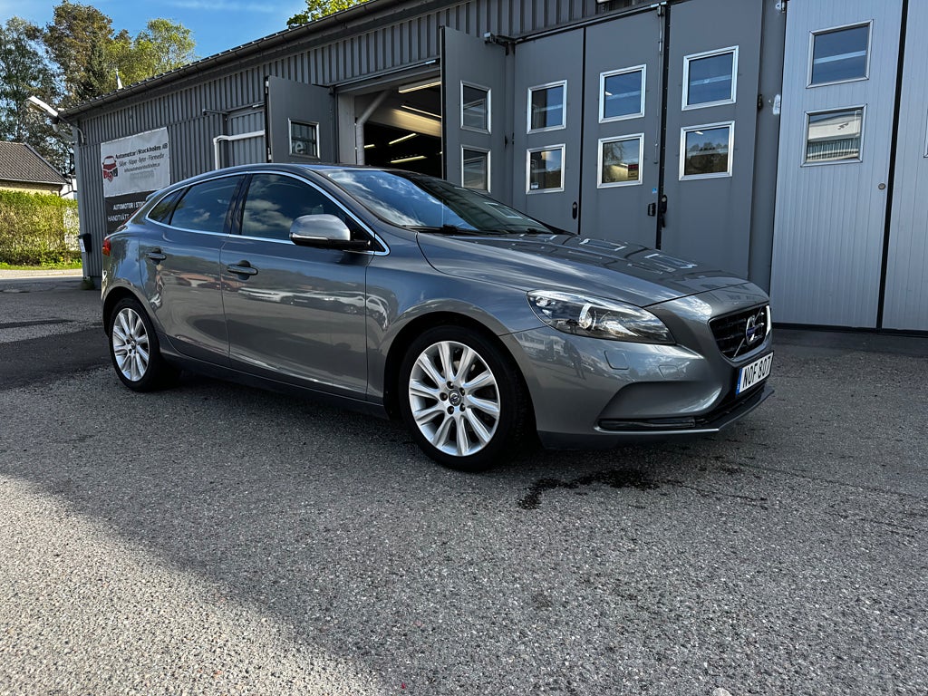 Volvo V40 D2 /Auto / Momentum /Voc/ Låg mil /PDC