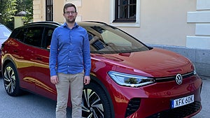 Anders Nilsson står framför Volkswagen ID.4 GTX
