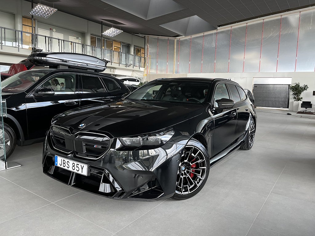 BMW M5 Touring M Driver's Package Panorama B&W Drag Rattvärme 
