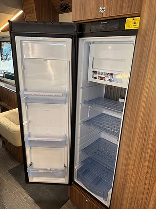 Husbil-integrerad Eura Mobil Integra Line 725 QB 150HK 9 av 23