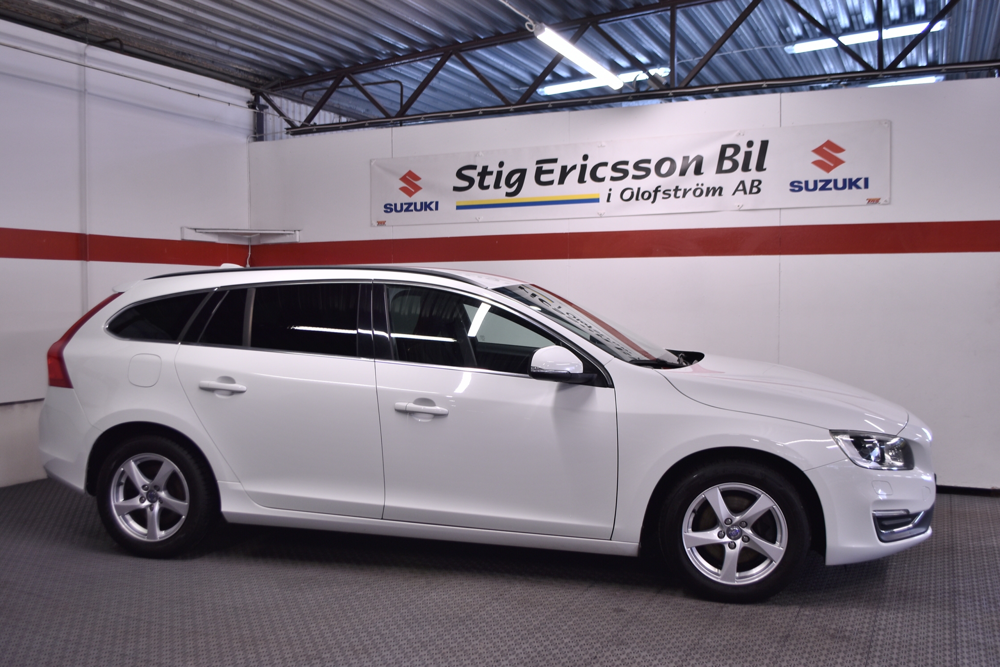 Volvo V60 D4 Momentum 2015, bild 2/33