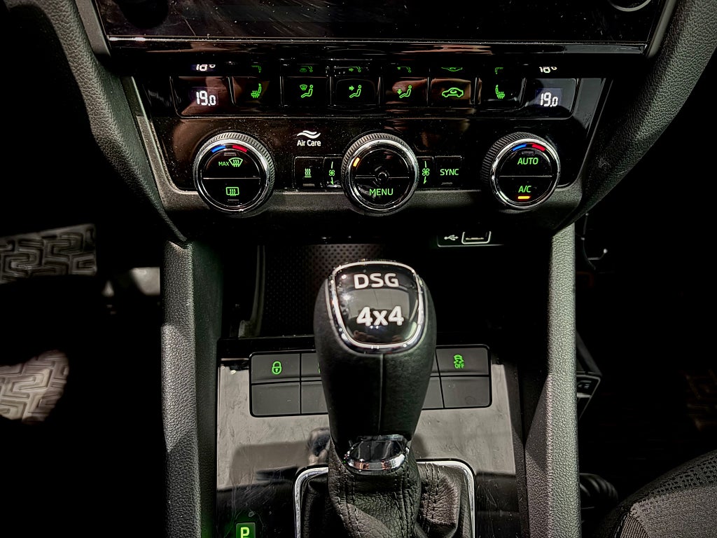 Skoda Octavia Kombi 2.0 TDI SCR 4×4 värmare, offroadpaket,drag - bild 10