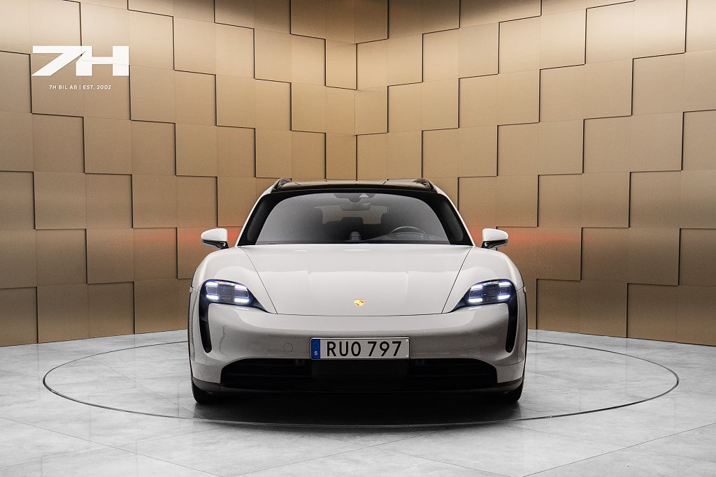 Porsche Taycan 4 Cross Turismo / P-Display / 18-väg / HuD /