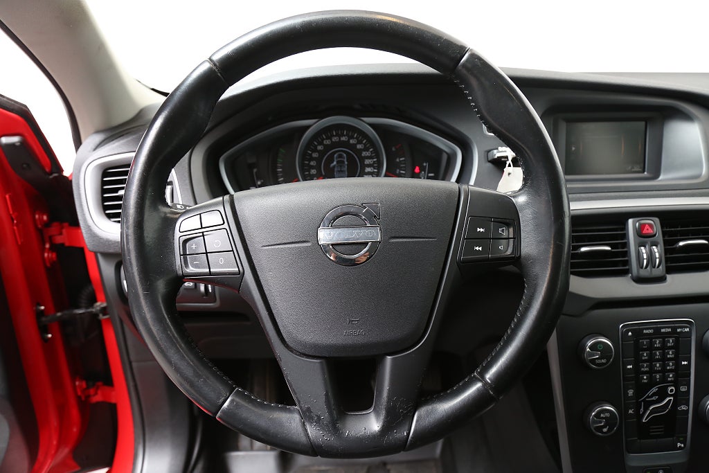 Volvo V40 D3 150hk Kinetic Nybesiktad P-sensorer Värmare