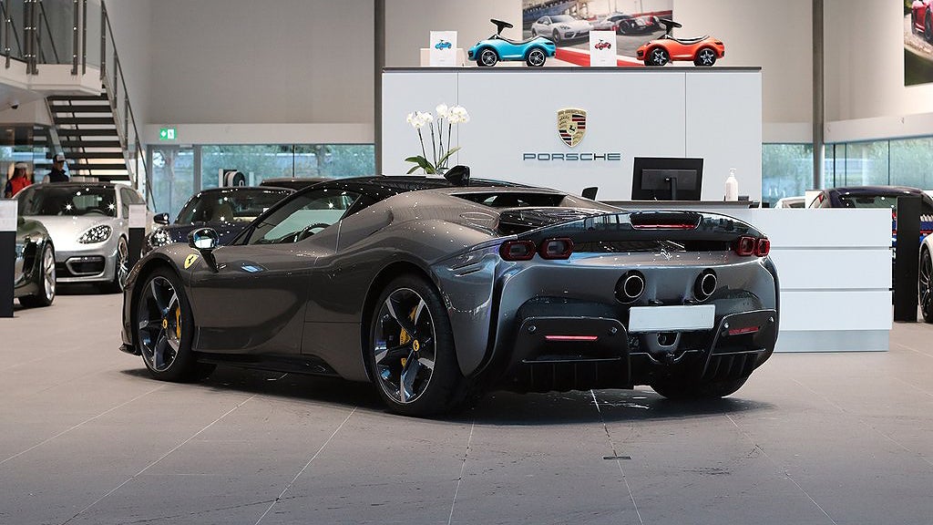 Ferrari SF90 Stradale är den italienska biltillverkarens första laddhybrid. 