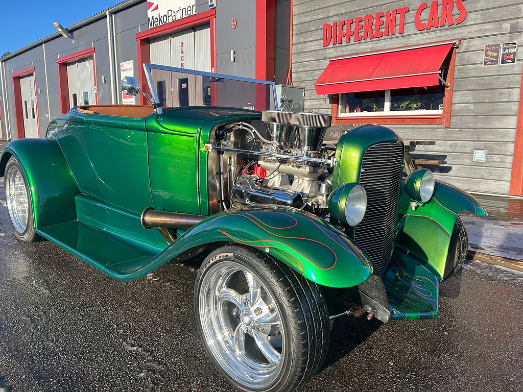 Ford Deluxe Hot Rod Roadster 