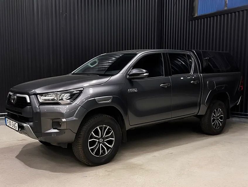 Toyota Hilux DUBBELHYTT 2.8 4WD INVINCIBLE JBL/KÅPA/FJÄRRVÄRME MOMS 204Hk