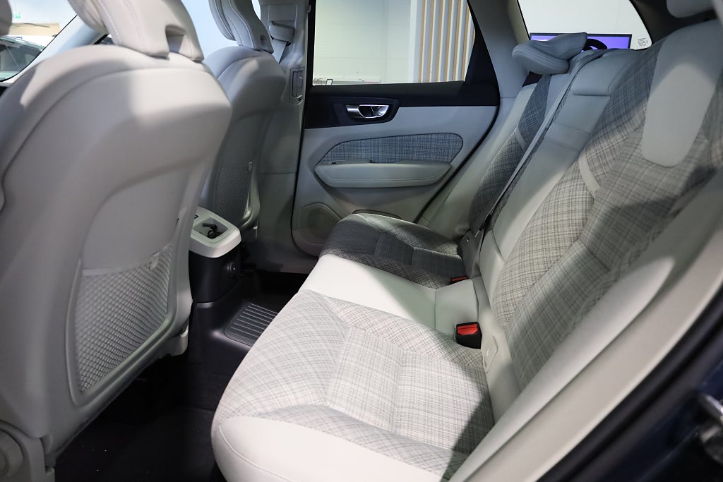 Volvo XC60 Recharge T6 350hk AWD Core Bright Pano Drag Leasbar 2023