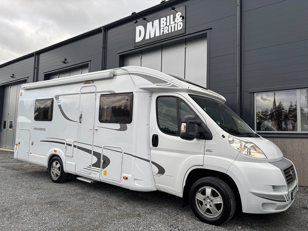 Weinsberg Ti 700 MXH Taksäng Queenbed Solcell låga mil 