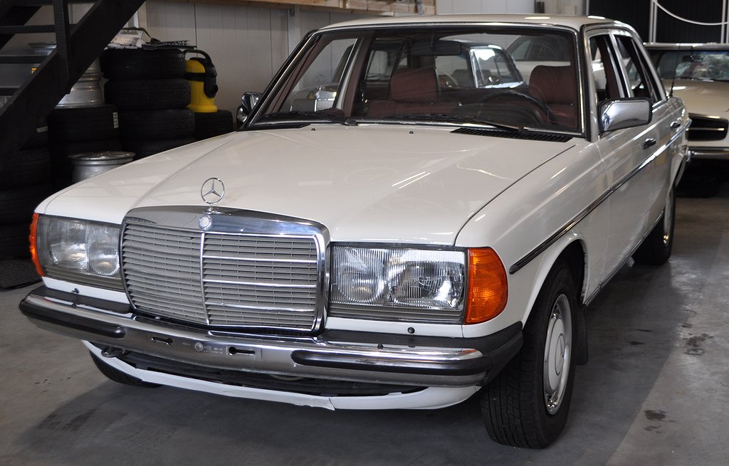 Mercedes-Benz E 200   TÖRNROSASÖMN  Bilen är SÅLD 