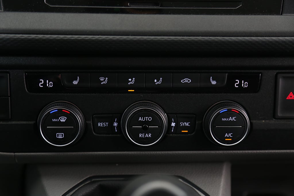 Volkswagen Caravelle 2,0 TDI Comfortline Kombi 9-sits Värmare Drag Leasbar 2022