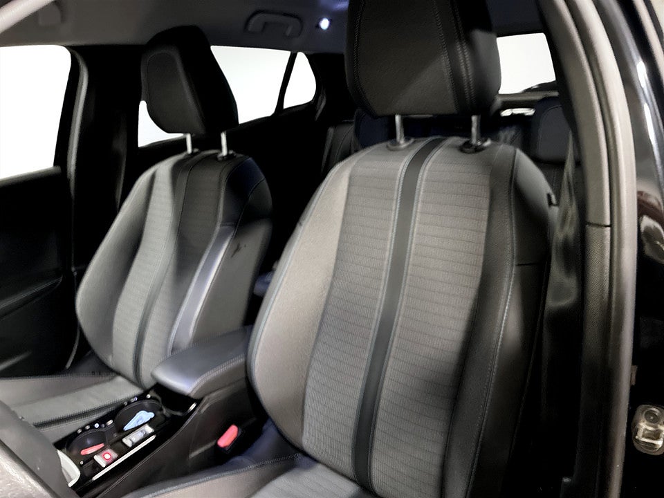 Bild på Peugeot 2008 Allure 1.2 PT 130hk CARPLAY BACKSENSORER