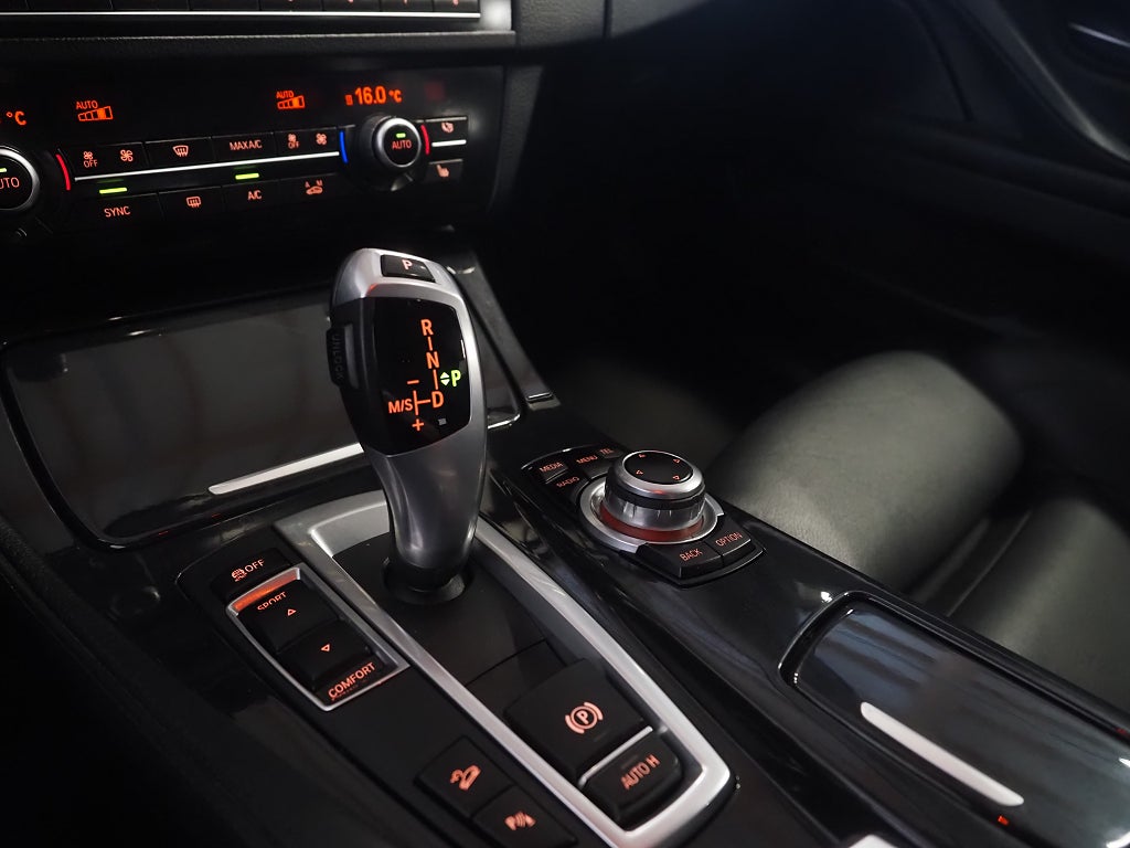 BMW 520d xDrive 190hk Touring Steptronic |Drag|D-värm|Skinn| 2016