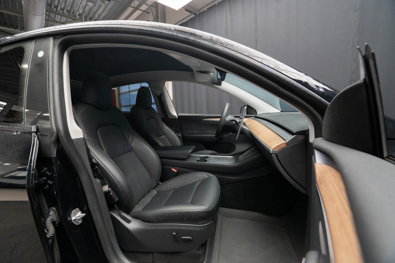 Tesla Model Y Long Range AWD DRAG PANO KAMERA 94.2%SoH 1-ÄGARE MOMS 2024 - miniatyr 18