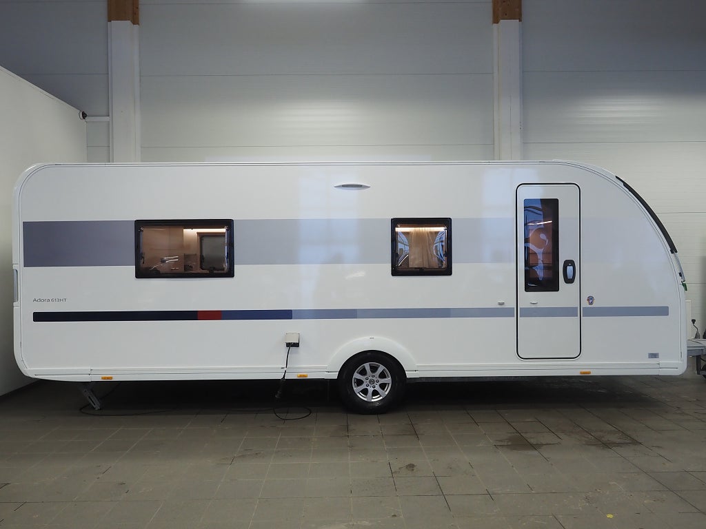 Adria Adora 613 HT I Frontkök I ALDE I Låga långbäddar 2021