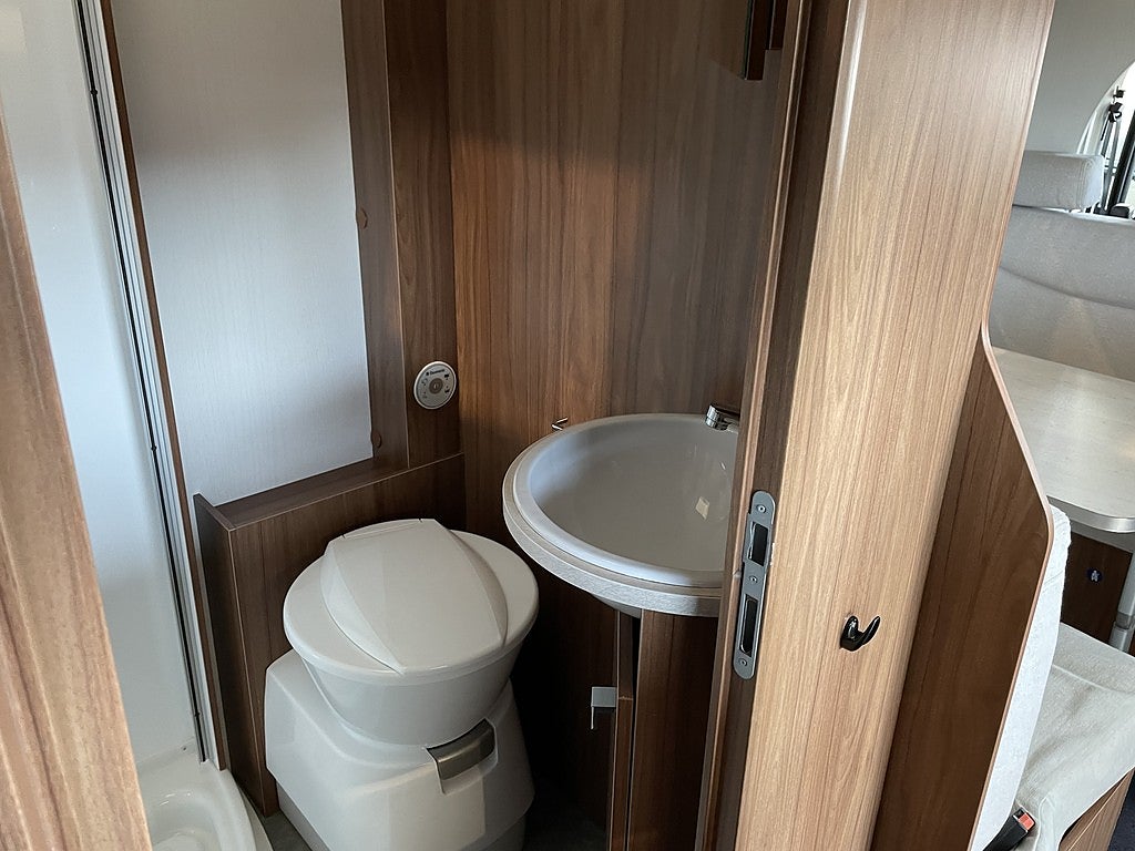 Pilote C 700 S /B-körkort/6-bältad/6-sovplatser - Pilote