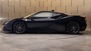 Ferrari SF90 Stradale är den italienska sportbilstillverkarens första laddhybrid. 