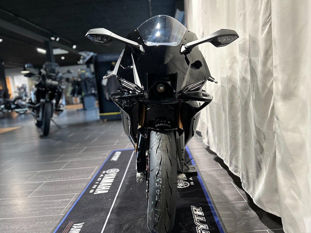 Yamaha R9 / Ny 2026 / Tech Black / Snart omgående leverans!