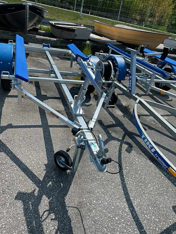 Neptun 600 kg 80 km/h obromsad båttrailer + skenor - Ny 