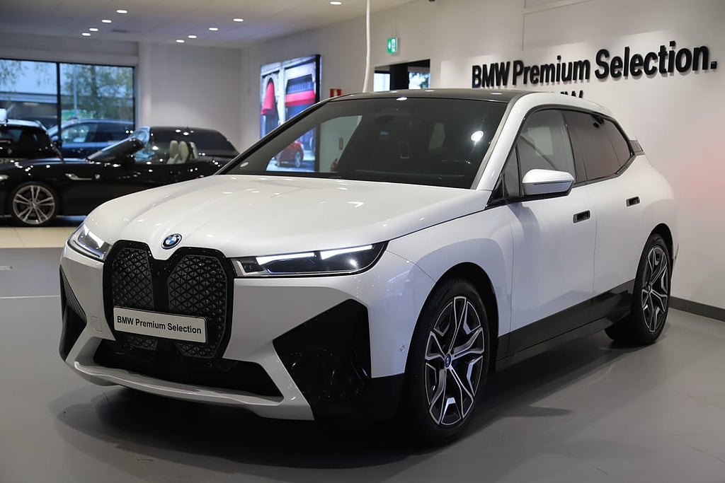 BMW iX xDrive40 Sportpaket / 22\" / Panorama / Exklusive