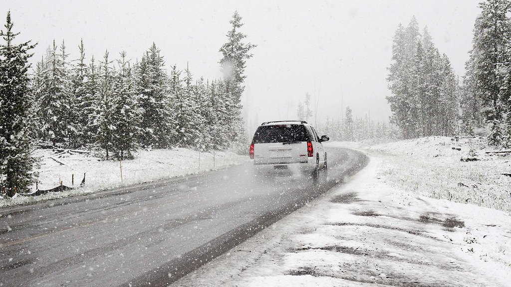 Det finns ett par saker att tänka på när man kör under vintern. Foto: Pixabay