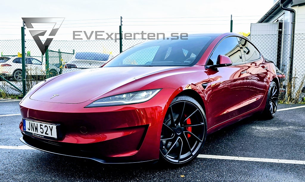 Tesla Model 3 Performance Highland Ultra Red Moms En Ägare