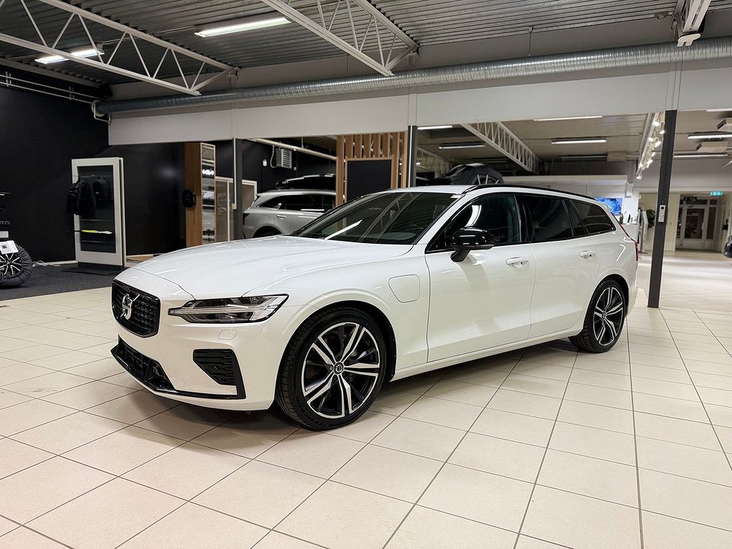 Volvo V60 Recharge T6 AWD R-Design / Drag / Backkamera / VOC