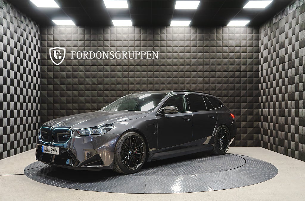 BMW M5 Touring G99 M HYBRID 727hk | Pano| B&W | M Drive Pro