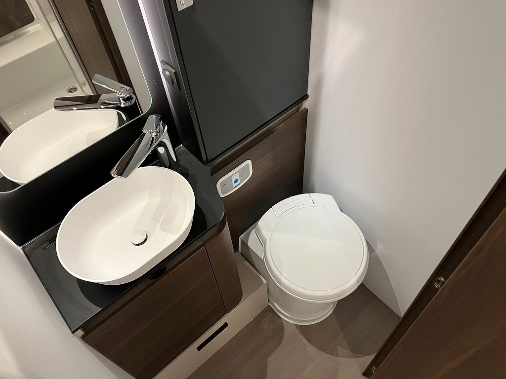 Adria Coral 670 DL Supreme / Långbäddar / Automat / 180hk / - Adria
