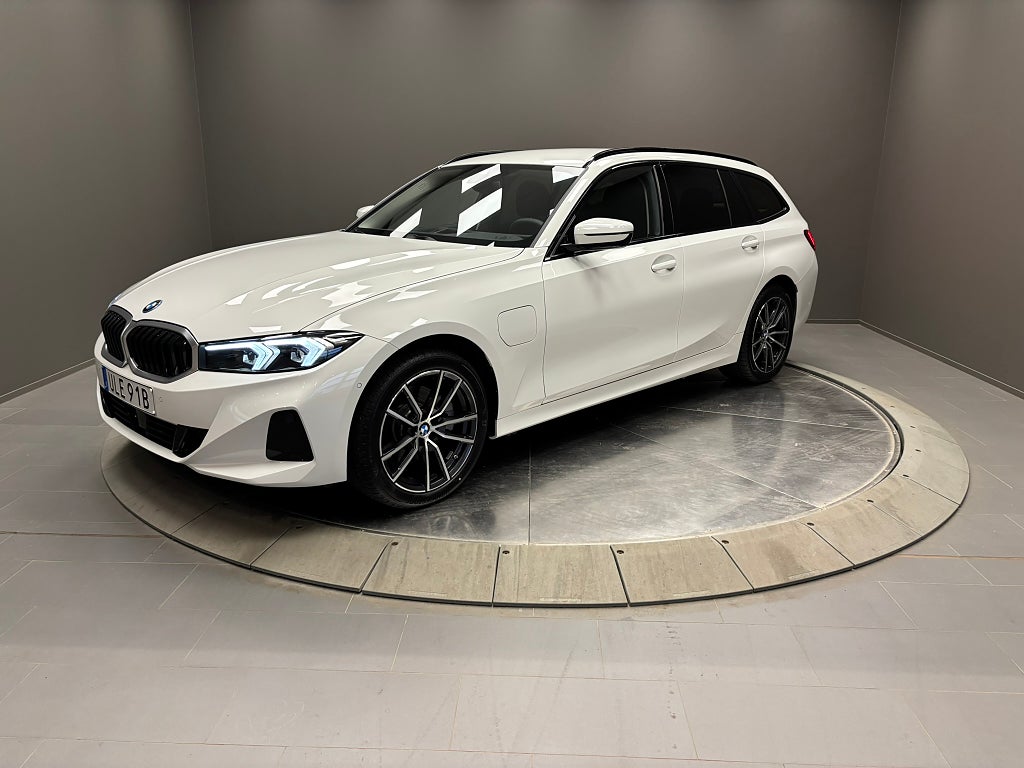 BMW 330e xDrive Dragkrok HiFi  Rattvärme Aktiv fartpilot