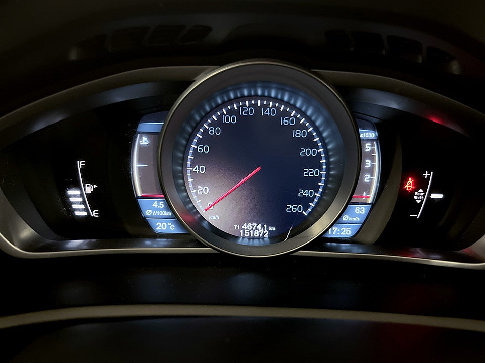 Bild på Volvo V40 Cross Country Momentum D2 B-KAMERA VOC & NAVI 115hk