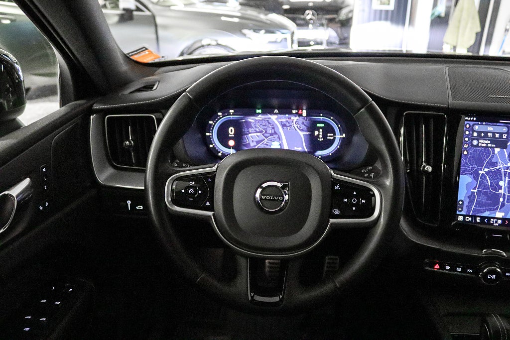 Volvo XC60 Recharge T8 AWD R-Design H/K Pano Värmare Drag