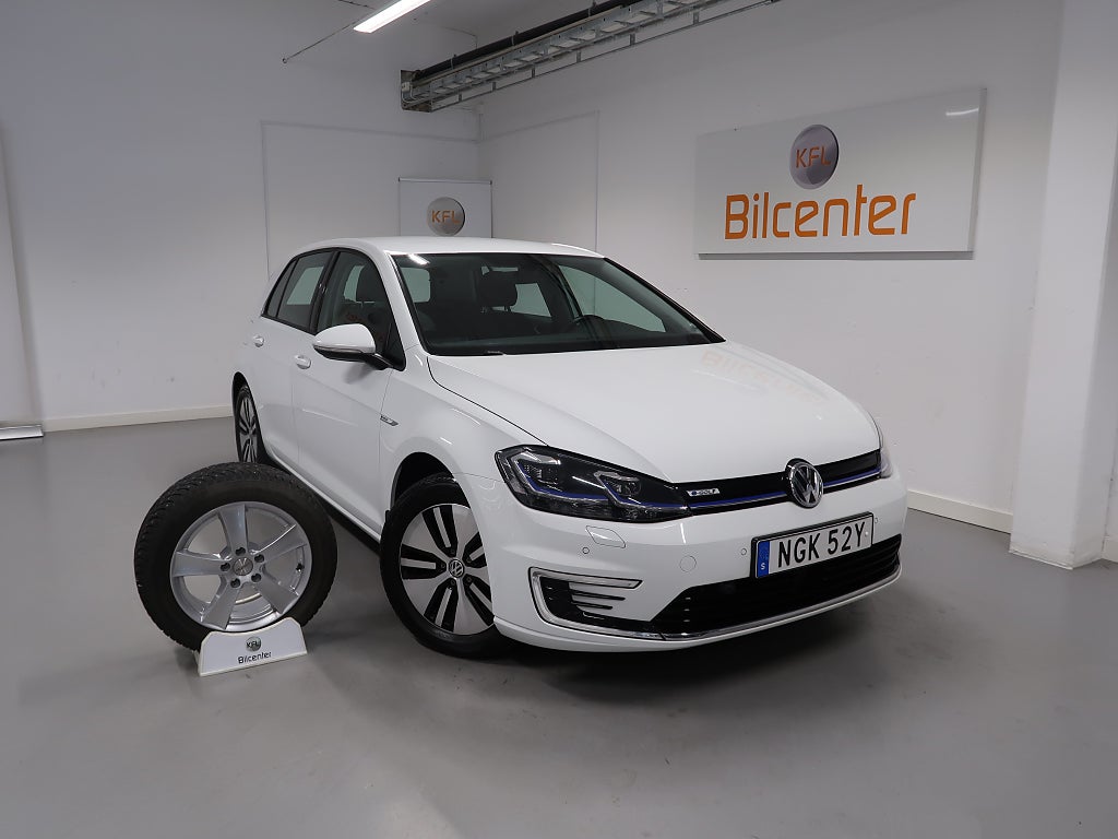Volkswagen E-Golf *KFL 10 år 2,99%* e-Golf V-Däck ingår Navi-Kamera-CarPlay-Moto