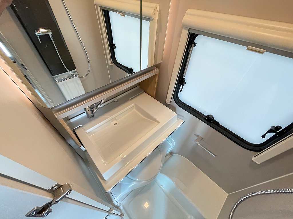 Adria Adora 593 UK /ALDE / Barnkammare / 3-våning / 7 bäddar - Adria