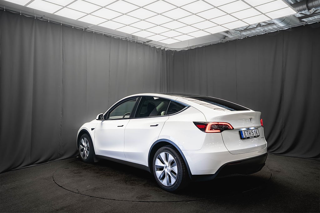 Tesla Model Y Long Range AWD DRAG PANO LÄDER 1-ÄGARE 93.8%SoH MOMS