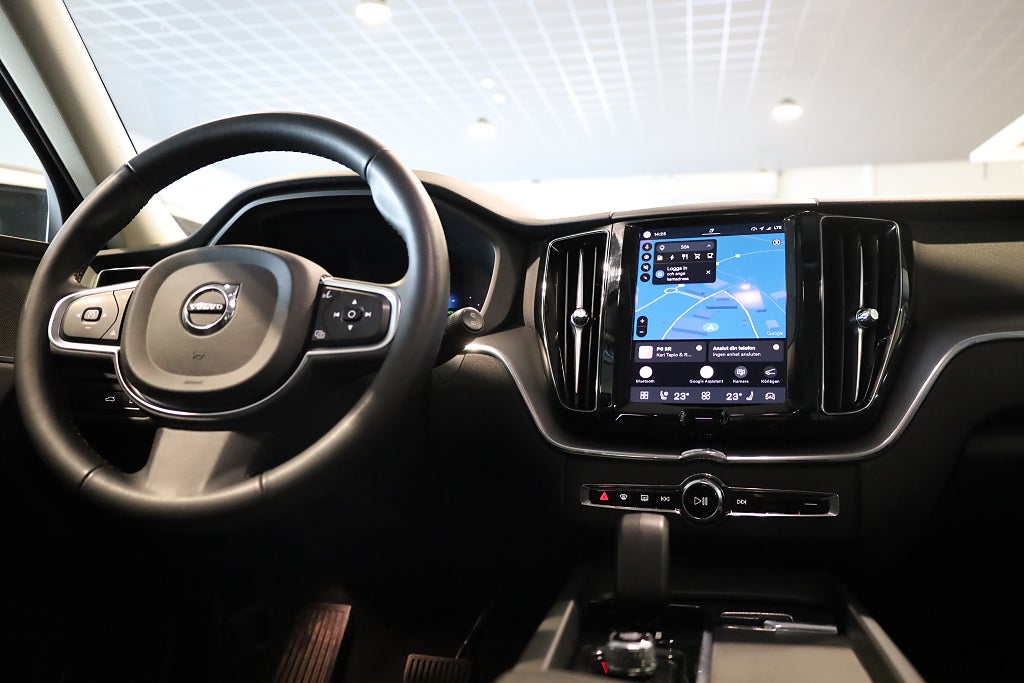 Volvo XC60 Recharge T6 AWD Geartronic Core Edition Drag Navi Moms