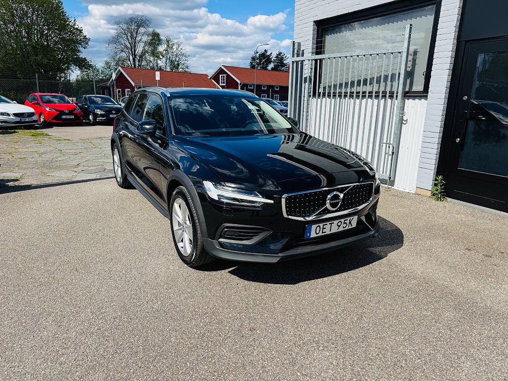 Volvo V60 Cross Country B4 197HK AWD AUTOMAT / PILOT / NAVI / DRAG / VÄRMARE