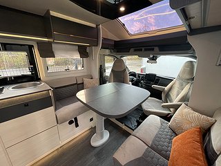 Husbil-halvintegrerad Chausson 777GA Titanium Premium 170HK Aut 3 av 20